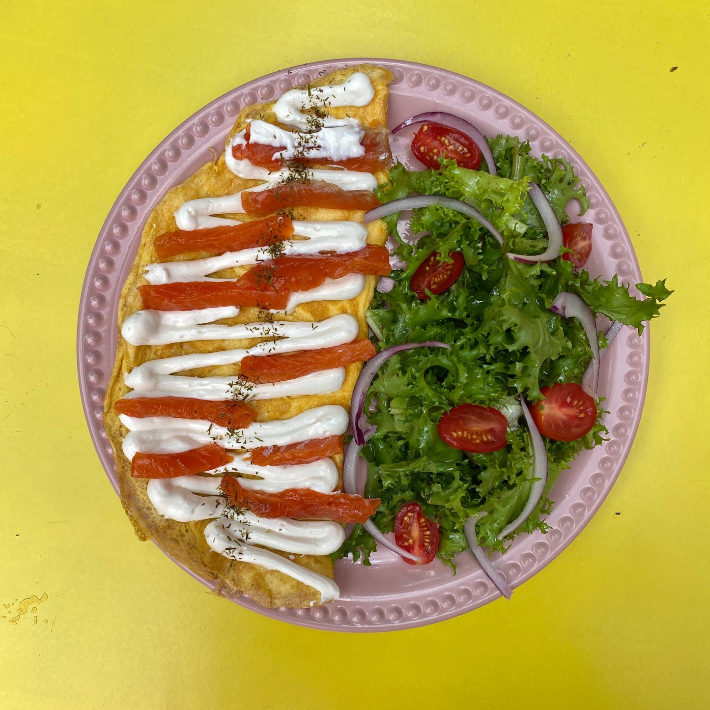 Omelette con salmon y queso filadelfia