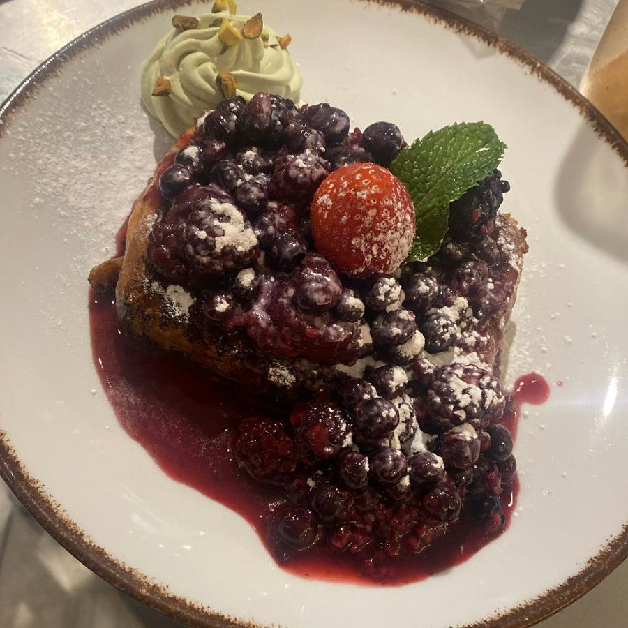 Pan frances con frutos rojos y crema de matcha