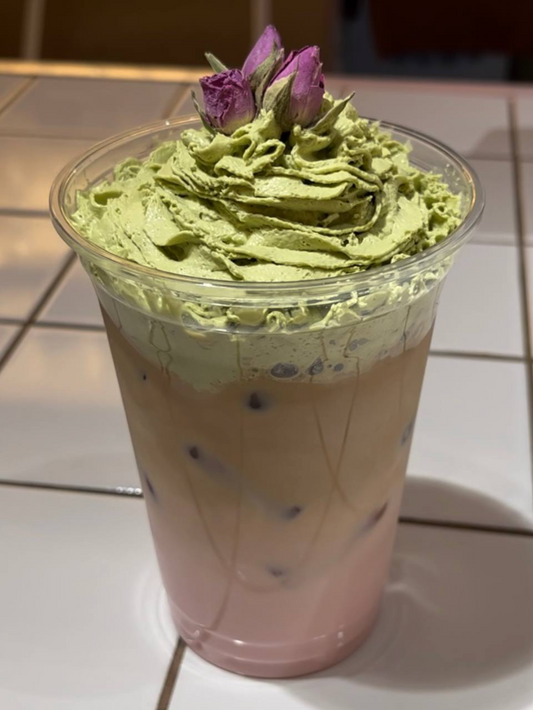 Latte frio de frambuesa con crema batida de matcha