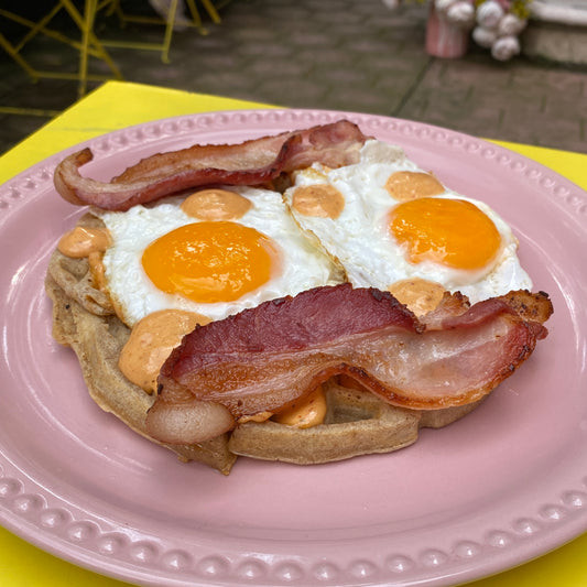 Wafle con huevos y tocino