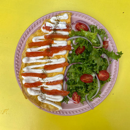 Omelette con salmon y queso filadelfia